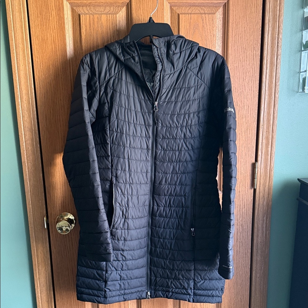 Columbia Black Powder Lite Puffer Jacket

There are a few paint spots sleeve.